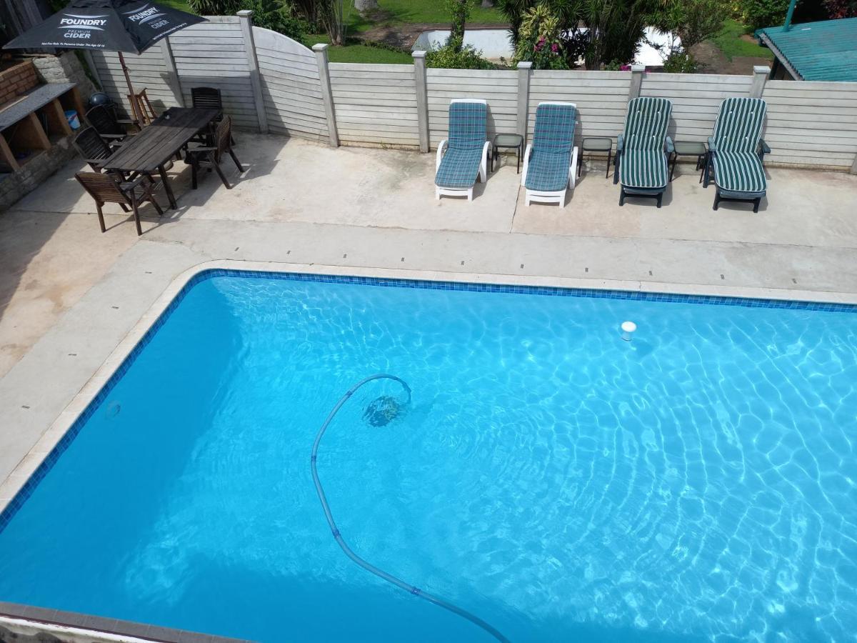 Poolside Guest House Порт-Шепстон Экстерьер фото